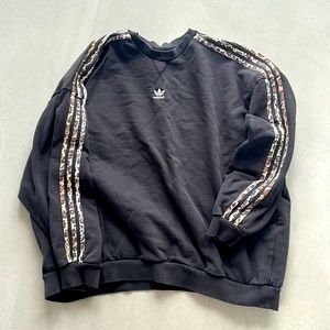 Oversized Adidas’s sweatshirt